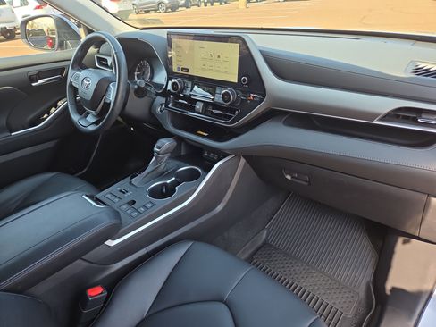 Used 2023 Toyota Highlander XLE image 18