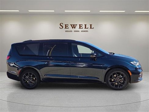 Used 2023 Chrysler Pacifica Limited w/ Uconnect Theater Family Group image 5