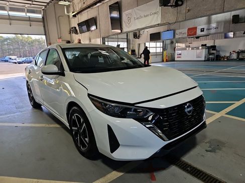 Used 2025 Nissan Sentra SV image 3