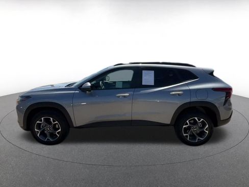 Used 2025 Chevrolet Trax LT FWD image 7