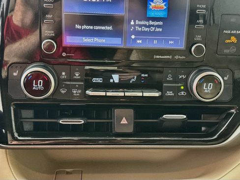 Used 2021 Toyota Highlander XLE FWD image 15