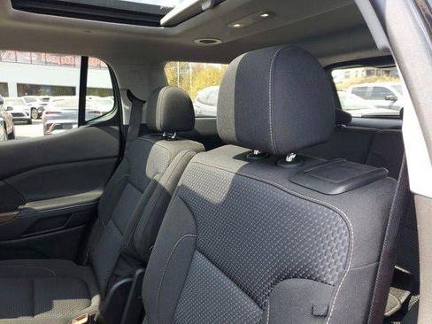 Used 2023 GMC Acadia SLE w/ Driver Convenience Package image 9