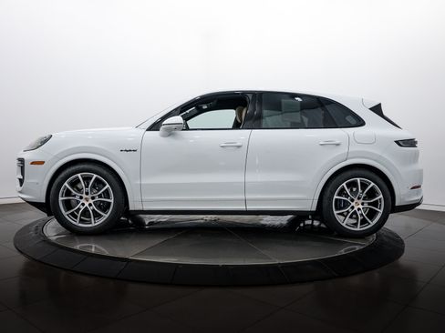 Certified 2026 Porsche Cayenne E-Hybrid image 2