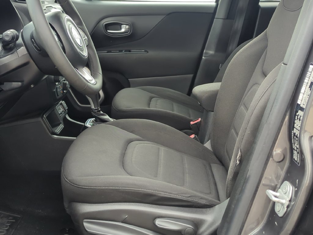 Used 2018 Jeep Renegade Latitude FWD image 12