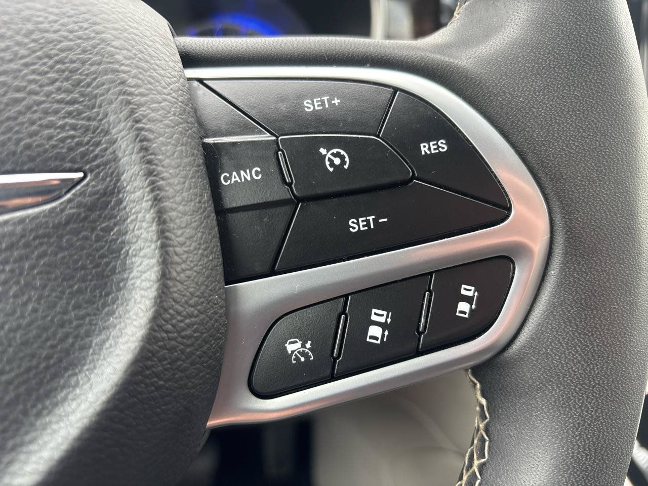 Used 2023 Chrysler Pacifica Limited FWD image 17