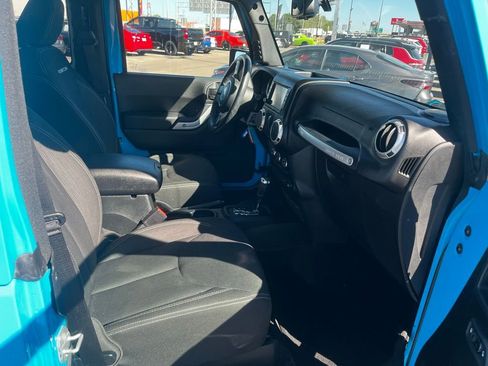 Used 2018 Jeep Wrangler Rubicon w/ Power Convenience Group image 38