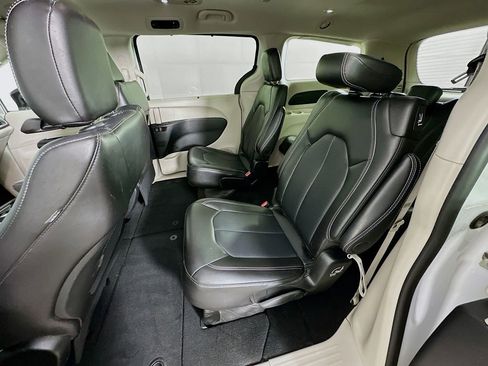 Certified 2024 Chrysler Pacifica Touring-L image 34