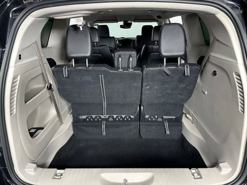 Used 2024 Chrysler Pacifica Touring-L image 19