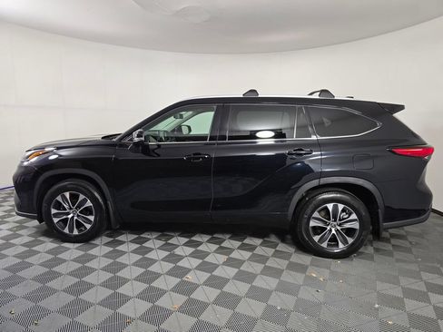 Used 2022 Toyota Highlander XLE AWD/4WD image 4