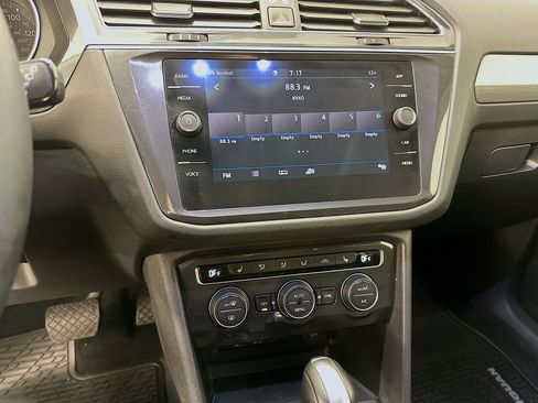 Used 2020 Volkswagen Tiguan SE w/ Panoramic Sunroof Package image 25