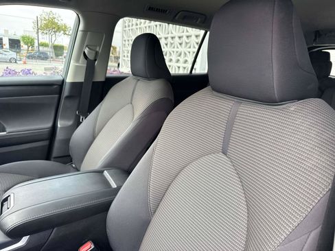 Used 2025 Toyota Highlander LE FWD image 25