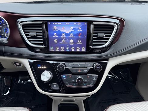 Used 2020 Chrysler Pacifica Limited image 26