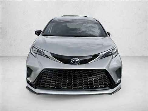 Used 2022 Toyota Sienna XSE w/ XSE Plus Package FWD image 2