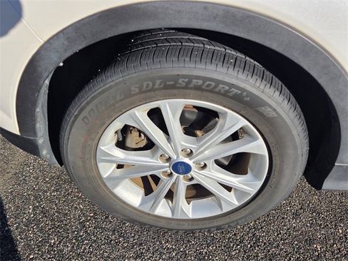 Used 2019 Ford Escape SE image 5