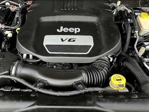 Used 2016 Jeep Wrangler Unlimited Rubicon w/ Connectivity Group image 26