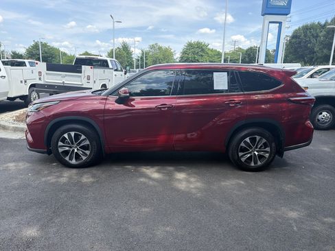 Used 2022 Toyota Highlander XLE AWD/4WD image 7