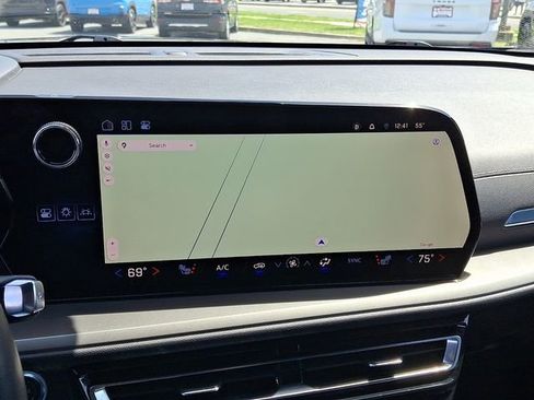 Certified 2025 Chevrolet Traverse LT FWD image 16