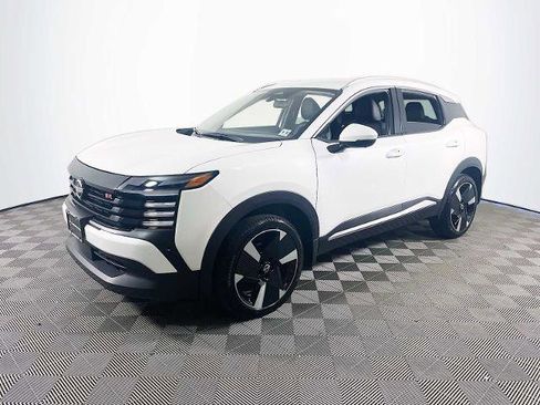 Certified 2025 Nissan Kicks SR FWD image 1