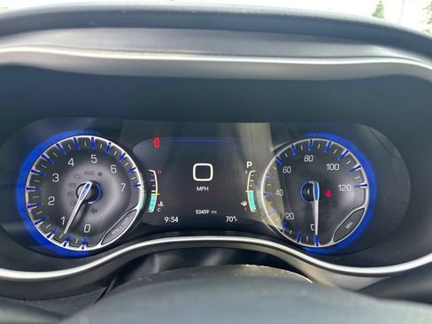 Used 2024 Chrysler Pacifica Touring-L FWD image 27