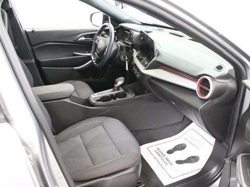Used 2024 Chevrolet Trax RS w/ Sunroof Package FWD image 31