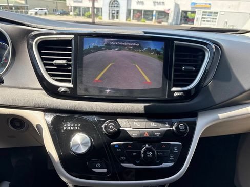 Used 2023 Chrysler Pacifica Touring-L FWD image 13