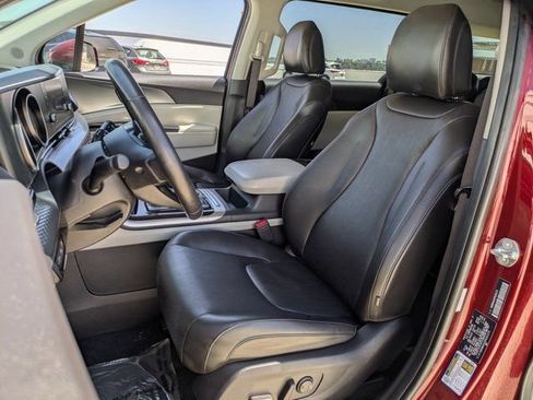 Used 2023 Kia Carnival LX FWD image 23