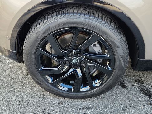 Certified 2024 Land Rover Discovery Dynamic SE image 9