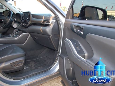 Used 2022 Toyota Highlander XLE FWD image 17