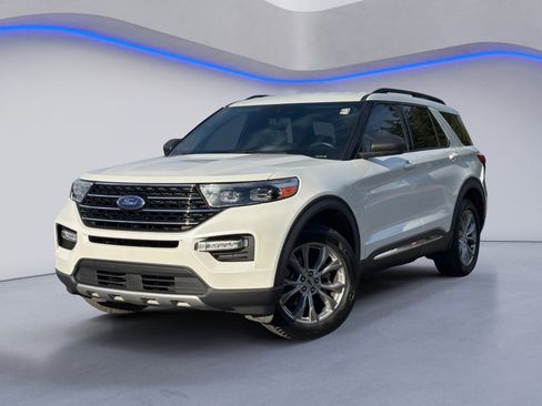 Used 2020 Ford Explorer XLT w/ Equipment Group 202A image 2