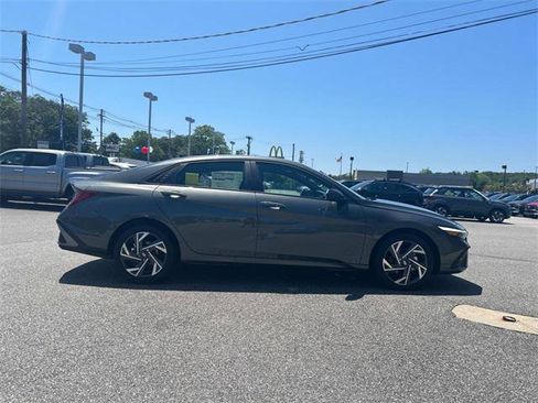 New 2025 Hyundai Elantra SEL image 2