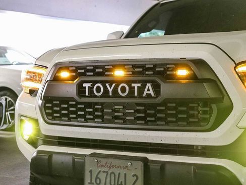 Used 2018 Toyota Tacoma SR5 RWD image 8