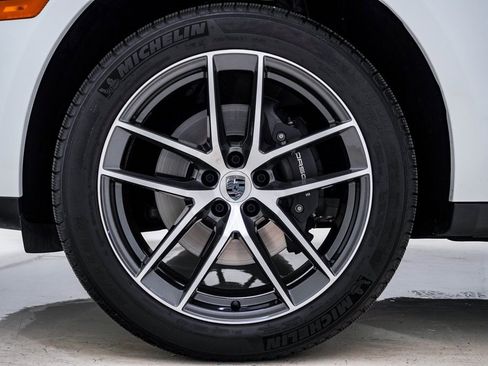 Certified 2025 Porsche Macan image 13