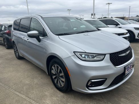 Used 2023 Chrysler Pacifica Touring-L image 13