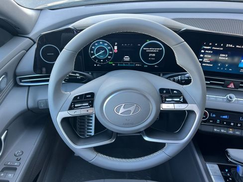 Used 2025 Hyundai Elantra SEL FWD image 19