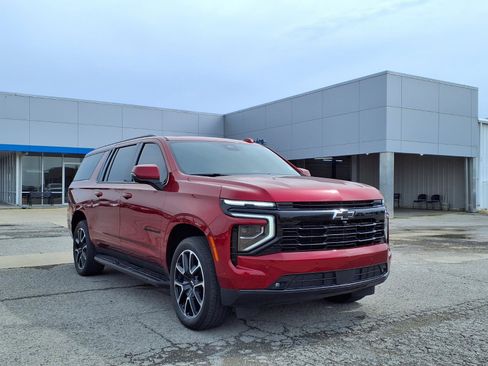Used 2025 Chevrolet Suburban RST w/ Comfort Package AWD/4WD image 19