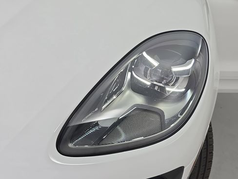 Used 2019 Porsche Macan image 32