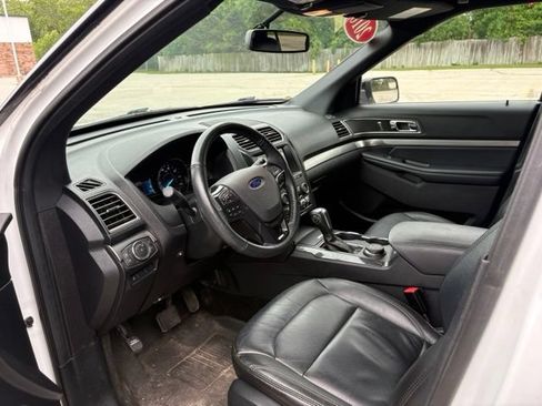 Used 2018 Ford Explorer XLT w/ Equipment Group 202A AWD/4WD image 18