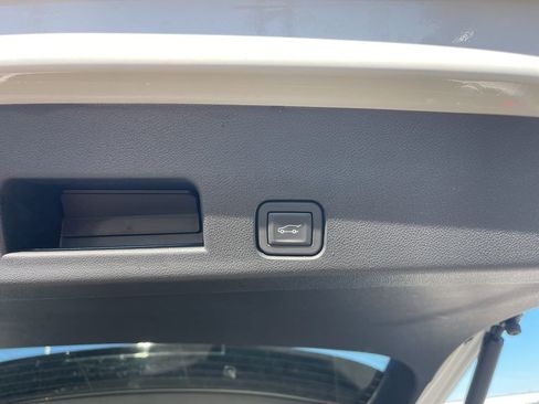 Used 2025 GMC Acadia Elevation image 29