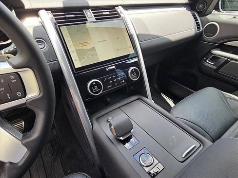 Certified 2024 Land Rover Discovery Dynamic SE image 9