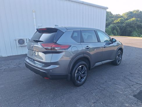 Certified 2026 Nissan Rogue SV FWD image 5