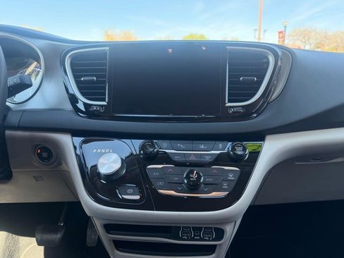 Used 2023 Chrysler Pacifica Touring-L image 15