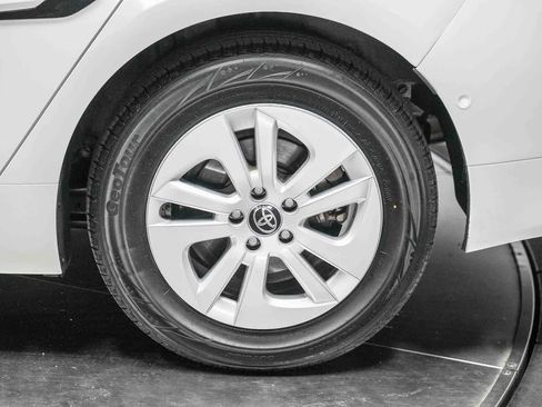 Certified 2017 Toyota Prius Two w/ Prius Two Safety Plus Package FWD image 11