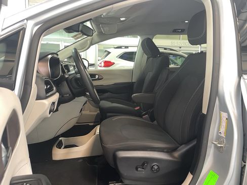 Used 2023 Chrysler Voyager LX FWD image 6