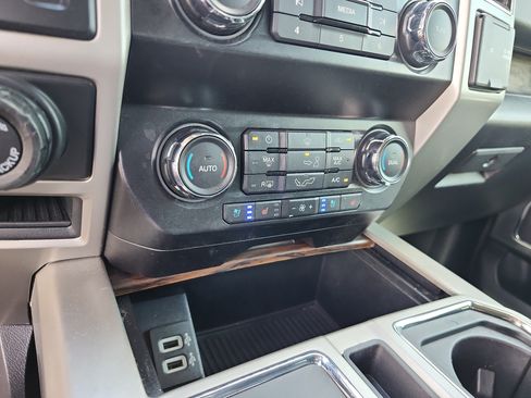 Used 2019 Ford F150 Lariat w/ Trailer Tow Package RWD image 33
