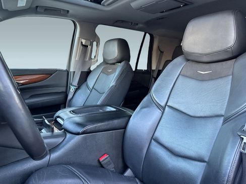 Used 2015 Cadillac Escalade Luxury image 25