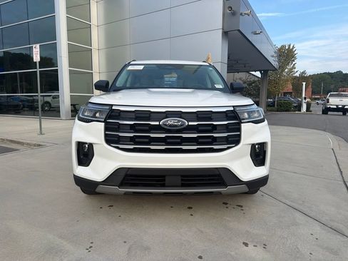 Used 2025 Ford Explorer Active w/ Active Comfort Package RWD image 2