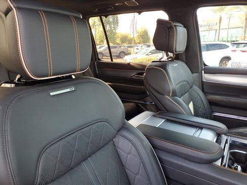 Used 2023 Jeep Grand Wagoneer Series III image 12