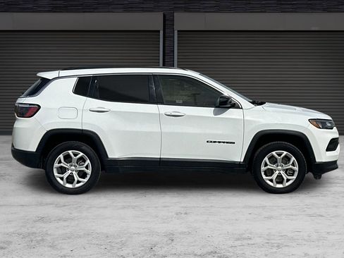 Used 2024 Jeep Compass Latitude image 3