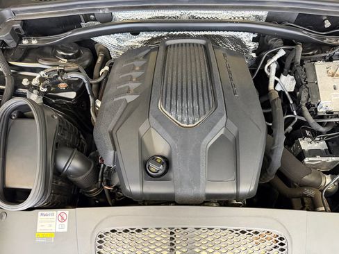 Certified 2023 Porsche Macan AWD/4WD image 27