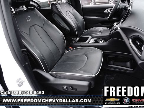 Used 2025 Chrysler Pacifica Limited image 13